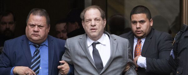 Onlarca kadının tecavüz ve cinsel tacizle suçladığı ABD'li ünlü yapımcı Harvey Weinstein - Sputnik Türkiye