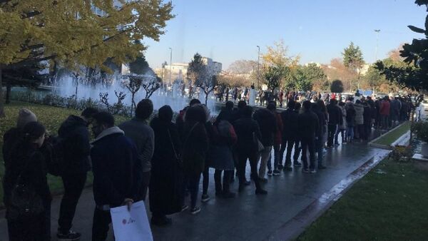 Sözleşmeli personel için iş duyurusu yapan İBB'nin önünde metrelerce kuyruk oluştu - Sputnik Türkiye