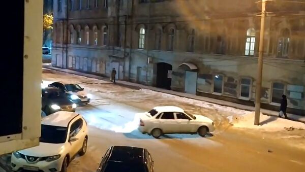 Rusya’da sürücü olmadan kendi etrafında daireler çizen otomobil şaşkınlık yarattı - Sputnik Türkiye