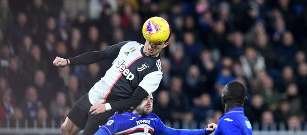 Cristiano Ronaldo kafa golünü 2.5 metre yükseklikten attı - Sputnik Türkiye