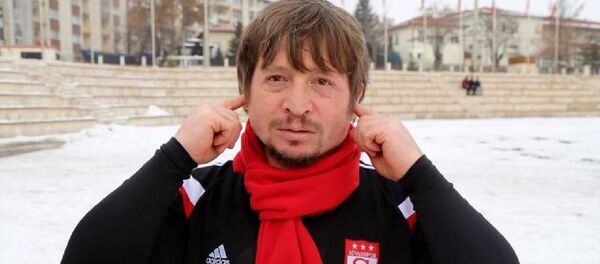 Doğuştan işitme ve konuşma engelli taraftara 'küfürlü tezahürat' cezası - Sputnik Türkiye