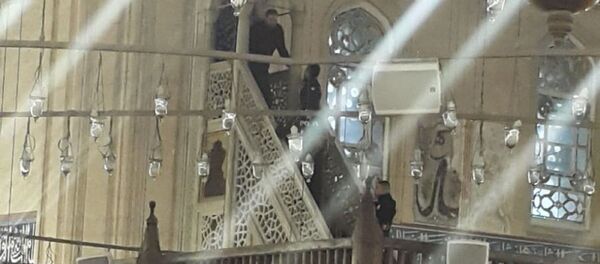 Edirne'de cuma namazı saati öncesi tarihi Selimiye Camii'ne giren Okan T., minbere çıkıp, Bu cami bana ait. Buradan inmeyeceğim dedi. Gelen polislerin minberden indirdiği Okan K., ifadesi alınmak üzere emniyete götürüldü. - Sputnik Türkiye