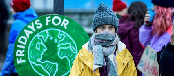 Greta Thunberg, ülkesi İsveç’te Stockholm’de parlamento önünde yapılan ‘Fridays for Future’ (Gelecek İçin Cuma) eylemine katıldı. - Sputnik Türkiye