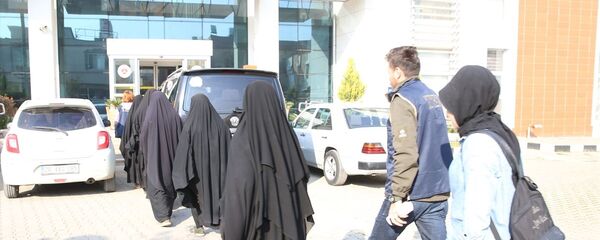 Suriye'de YPG kontrolündeki Hol Kampı'ndan kaçan IŞİD üyesi 5 kadın, Hatay'da güvenlik güçlerine teslim oldu. - Sputnik Türkiye