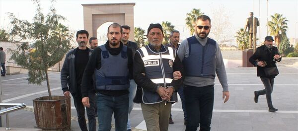 Oğullarından birini öldürdüğü ikisini yaraladığı iddia edilen kişi tutuklandı - Sputnik Türkiye