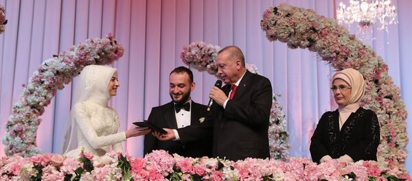 Türkiye Cumhurbaşkanı Recep Tayyip Erdoğan ve eşi Emine Erdoğan, Ulaştırma ve Altyapı Bakanı Mehmet Cahit Turhan'ın oğlu Murat Abdulkadir Turhan ile Merve Doğanay'ın nikah törenine katılarak çiftin nikah şahitliğini yaptı. Genç çiftin nikahlarını Beyoğlu Belediye Başkanı Haydar Ali Yıldız kıydı. Türkiye Cumhurbaşkanı Recep Tayyip Erdoğan ve eşi Emine Erdoğan, Ulaştırma ve Altyapı Bakanı Mehmet Cahit Turhan'ın oğlu Murat Abdulkadir Turhan ile Merve Doğanay'ın nikah törenine katılarak çiftin nikah şahitliğini yaptı. Genç çiftin nikahlarını Beyoğlu Belediye Başkanı Haydar Ali Yıldız kıydı. - Sputnik Türkiye