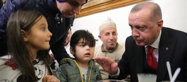 Türkiye Cumhurbaşkanı Recep Tayyip Erdoğan, İstanbul'da Vefa Bozacısı'na uğradı, burada vatandaşlarla bir araya geldi. Türkiye Cumhurbaşkanı Recep Tayyip Erdoğan, İstanbul'da Vefa Bozacısı'na uğradı, burada vatandaşlarla bir araya geldi. - Sputnik Türkiye