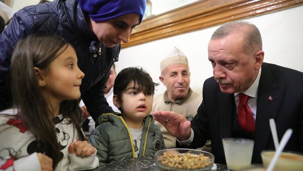 Türkiye Cumhurbaşkanı Recep Tayyip Erdoğan, İstanbul'da Vefa Bozacısı'na uğradı, burada vatandaşlarla bir araya geldi. - Sputnik Türkiye