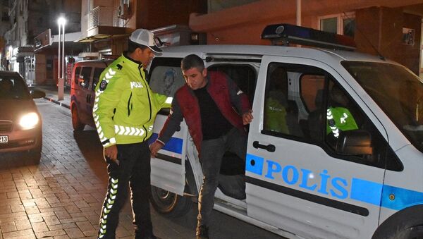 Manisa'nın Turgutlu ilçesinde kendisini polis olarak tanıtarak kimlik kontrolü yapan kişi gözaltına alındı. - Sputnik Türkiye