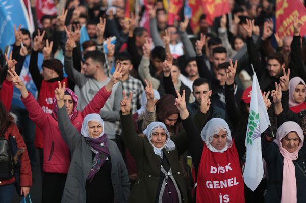 Sendikaların mitinginde ‘kayyum’ pankartına yasak, içinde ‘savaş’ geçen pankarta şartlı izin - Sputnik Türkiye