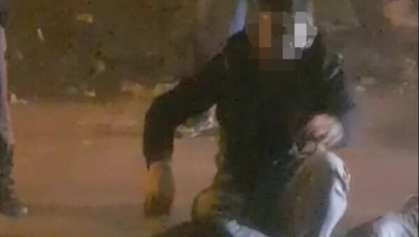 Elazığ’da bir eve girmeye çalışan şüpheli vatandaşlar tarafından yakalandı. Yakalayanlardan biri şüphelinin kaçmasını önlemek için polis gelene kadar üzerinde oturdu. - Sputnik Türkiye