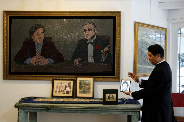 Pablo Escobar'ın kardeşi tarafından üretilen katlanabilir telefonun yeni fotoğrafları paylaşıldı - Sputnik Türkiye