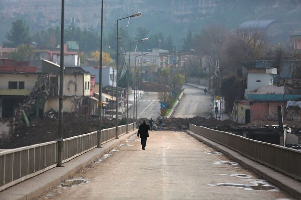 Kimi vatandaşlar boşalttıkları evlerini ve yıkılan iş yerlerini ziyaret ediyor. - Sputnik Türkiye