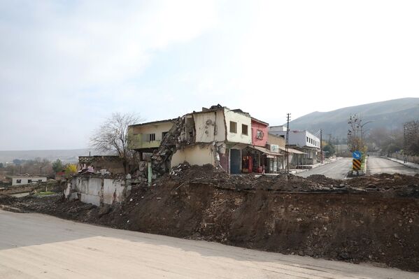 Her tarafı ev ve iş yerlerinin enkazıyla dikkat çeken tarihi ilçe hayalet kente döndü. - Sputnik Türkiye