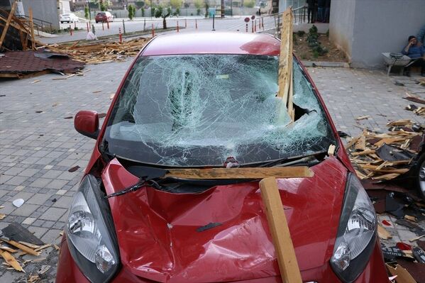 Modern Evler Mahallesi'nde bir sitenin içerisindeki binanın çatısı, şiddetli fırtına nedeniyle koparak otomobillerin üzerine düştü. - Sputnik Türkiye