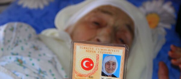 Nüfus kayıtlarına doğum tarihi 1907 olarak geçen ve Türkiye’nin en yaşlı insanı olarak gösterilen Muğlalı 113 yaşındaki Ayşe Uçar - Sputnik Türkiye