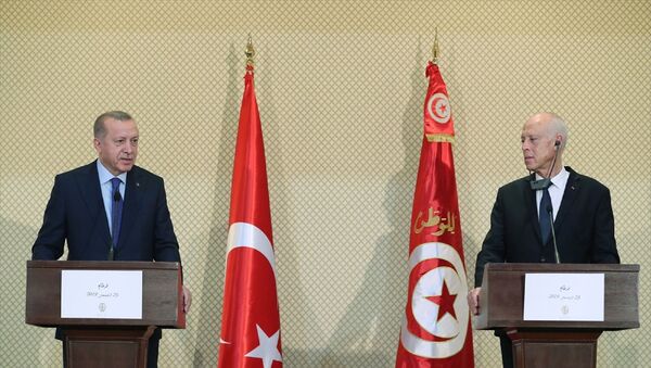 Türkiye Cumhurbaşkanı Recep Tayyip Erdoğan, Tunus Cumhurbaşkanı Kays Said ile görüşmeler sonrası ortak basın toplantısı düzenledi. - Sputnik Türkiye