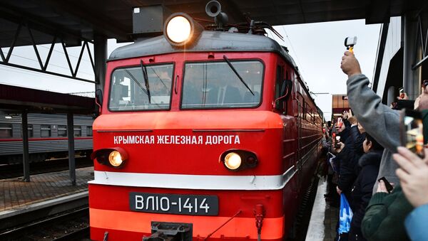 Rusya’nın başkenti Moskova’dan hareket eden ilk Tavriya treni, Kırım Köprüsü’nün bu hafta açılışı yapılan ray hattından geçerek Simferopol’e ulaştı. - Sputnik Türkiye