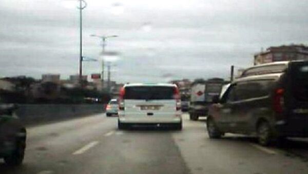 İstanbul’da zikzak çizerek ilerleyen minibüs sürücüsü zincirleme kazaya neden oldu - Sputnik Türkiye