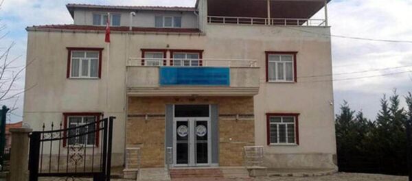 Denizli’nin Çivril ilçesinin Akpınar mahallesinde bulunan Süleymancılar tarikatına ait Kervansaray Erkek Öğrenci Yurdu’nda 12 yaşındaki bir öğrenciye belletmen Emre T. Tarafından defalarca tecavüz edildiği ortaya çıktı - Sputnik Türkiye