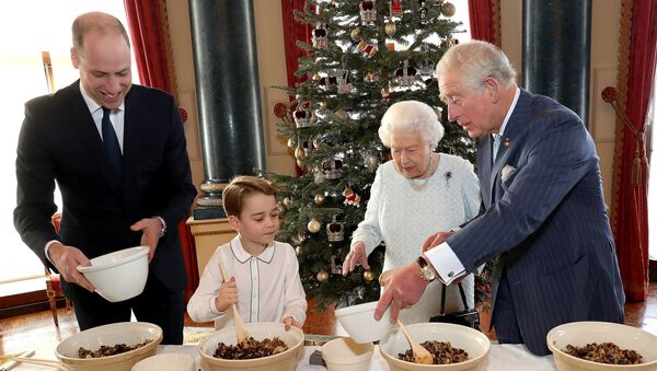 Prens George, İngiltere Kraliçesi Elizabeth ile Noel pudingi yaptı - Sputnik Türkiye