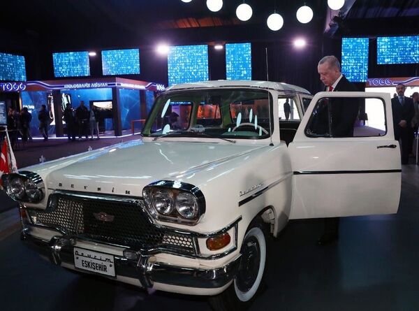 Yerli otomobilin örtüsü kalktı, ilk ön siparişi Erdoğan verdi: 'Made in Turkey' değil 'made in Türkiye' - Sputnik Türkiye