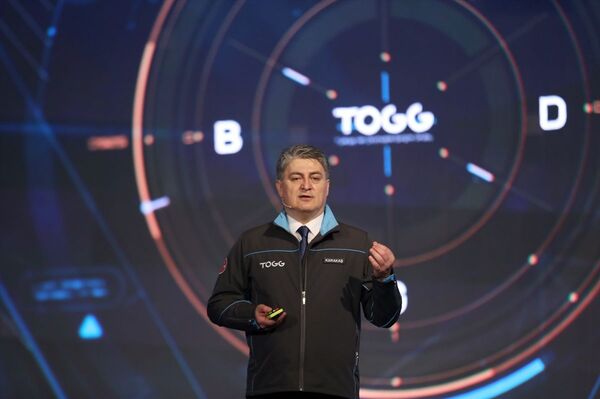 Yerli otomobilin örtüsü kalktı, ilk ön siparişi Erdoğan verdi: 'Made in Turkey' değil 'made in Türkiye' - Sputnik Türkiye