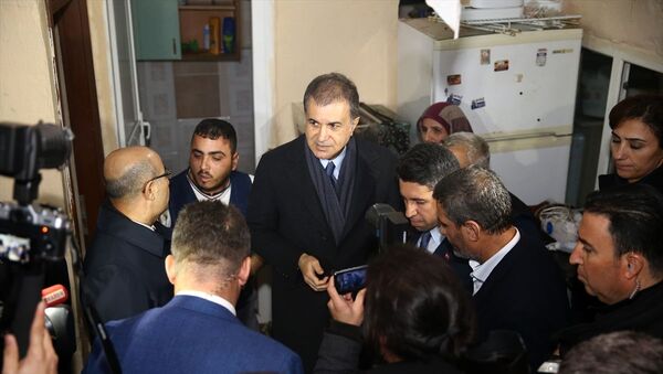 AK Parti Sözcüsü Ömer Çelik, Adana'daki sağanak ve ardından oluşan taşkınlar nedeniyle evlerinde hasar oluşan vatandaşları ziyaret etti, incelemelerde bulundu. - Sputnik Türkiye