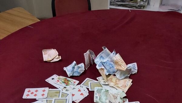 Malatya'da bir yardımlaşma derneğinde kumar oynarken yakalanan 3 kişiye, 3 bin lira idari para cezası uygulandı. Ele geçirilen kumar malzemeleri ile 875 liraya el kondu. - Sputnik Türkiye