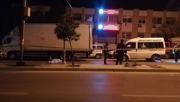  Kamyon tekerlerine sıkışarak metrelerce sürüklenen bisiklet sürücüsü genç hayatını kaybetti - Sputnik Türkiye