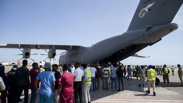 Somali'nin başkenti Mogadişu'da güvenlik noktasında bomba yüklü araçla düzenlenen terör saldırısında yaşamını yitiren 2 Türk'ün cenazesi ile yaralananlardan 16'sını tedavi için Türkiye'ye getirecek uçak havalandı. - Sputnik Türkiye