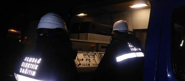 Balıkesir'e bağlı Marmara Adası'nda, denizin dibinden giden elektrik kablolarının arızalanması nedeniyle saatlerdir elektrik kesintisi yaşanıyor. Elektrik dağıtım firması tarafından jeneratör kurma çalışmalarına başlandı. - Sputnik Türkiye
