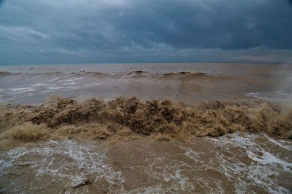 Mersin'de deniz, sağanak sonrası karışan çamur nedeniyle renk değiştirdi. - Sputnik Türkiye
