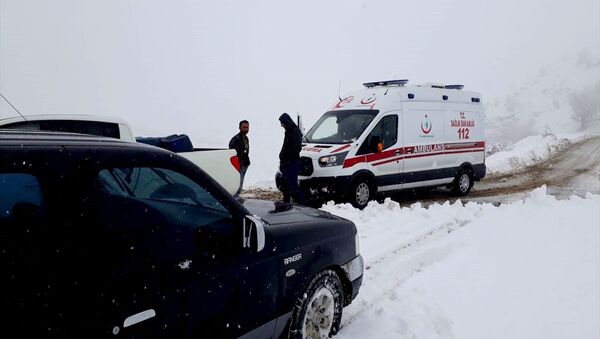 Malatya'da yoğun kar yağışı nedeniyle kırsaldaki 29 yerleşim biriminin yolu kapandı. - Sputnik Türkiye