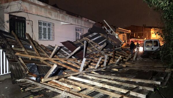 Ümraniye’de şiddetli rüzgarda evin çatısı uçtu - Sputnik Türkiye