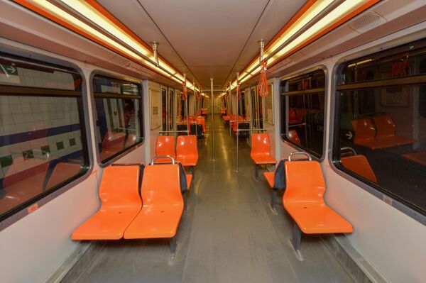 EGO Genel Müdürlüğü, ANKARAY vagonlarında yer alan mevcut ikili koltukların kalması ya da yeni sıralı koltuk sistemine geçilmesi yönünde iki tercihli anket düzenliyor. - Sputnik Türkiye