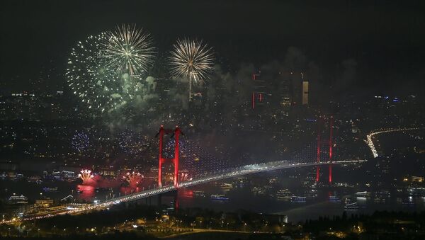 İstanbullular ve turistler, yeni yılı havai fişek ve ışık gösterileriyle karşıladı. İzleyiciler deniz yüzeyine kurulan platformdan yapılan havai fişek ve ışık gösterisi ile Büyük Mecidiye Camisi ve 15 Temmuz Şehitler Köprüsü manzarasıyla yeni yıla merhaba dedi. - Sputnik Türkiye