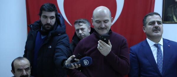 İçişleri Bakanı Süleyman Soylu, Hakkari'deki Geçitli Jandarma Karakol Komutanlığı'nı ziyareti sırasında Cumhurbaşkanı Recep Tayyip Erdoğan ile telefonda görüştü. Cumhurbaşkanı Erdoğan, Bakan Soylu'nun telefonundan askerlere seslendi. - Sputnik Türkiye