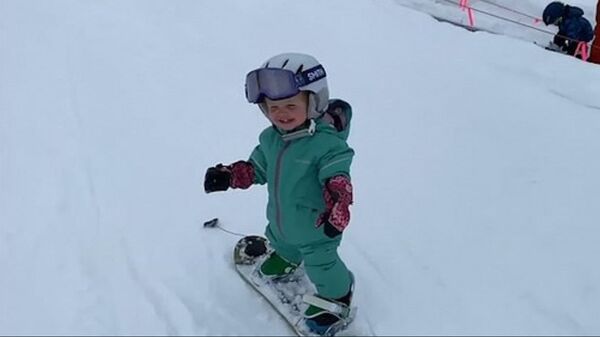 Bir yaşında snowboard yapan kız - Sputnik Türkiye