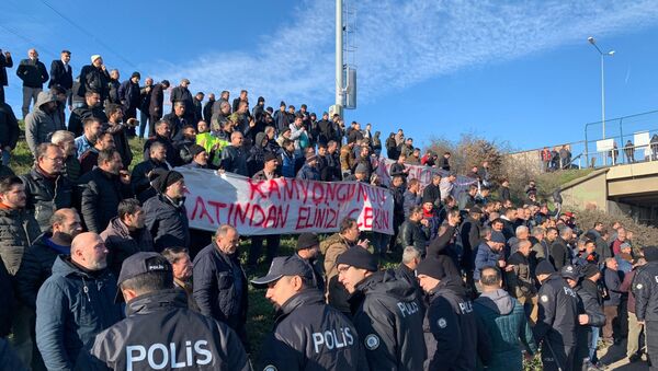 Yol kapatma eylemi yapan kamyoncularla polis arasında arbede - Sputnik Türkiye