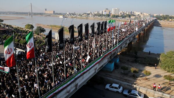 Kasım Süleymani'nin cenazesi Irak'tan ülkesi İran'a getirildi. On binlerce kişi Süleymani için düzenlenen törene katıldı - Sputnik Türkiye