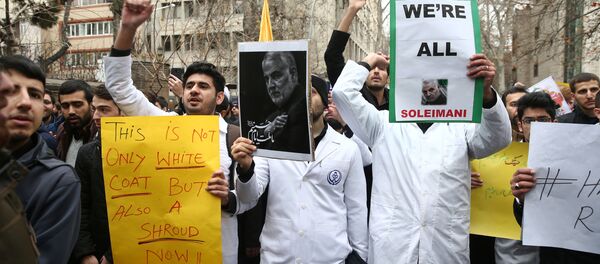 İran Devrim Muhafızları Kudüs Gücü Komutanı General Kasım Süleymani'nin öldürülmesini protesto eden İranlı nükleer bilim öğrencileri - Sputnik Türkiye