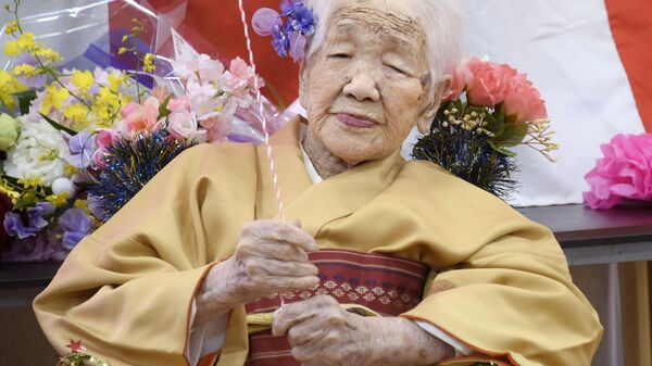 Japonya'da yaşayan Kane Tanaka, 117. doğum gününü kutlayarak sahip olduğu 'dünyanın en yaşlı insanı' rekorunu yeniledi. - Sputnik Türkiye