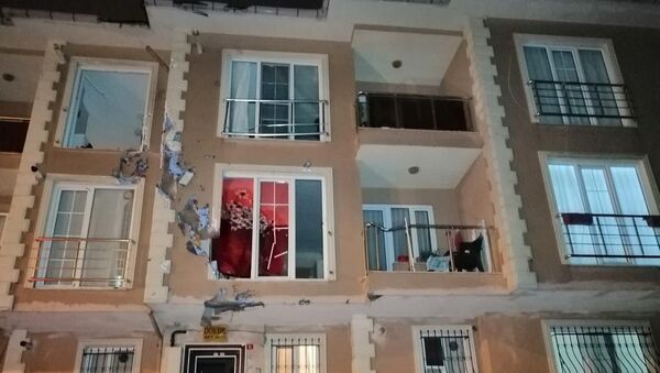 İstanbul'da uçan çatı karşı apartmana çarptı - Sputnik Türkiye