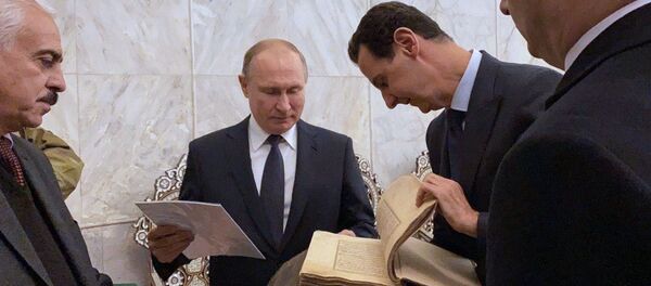 Putin ile Esad Şam'daki Emevi Camii'ni ziyaret ederken - Sputnik Türkiye