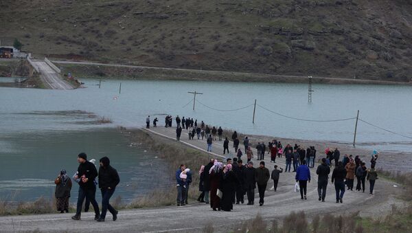 Köprü baraj altında kalınca okul yolu çileye dönüştü - Sputnik Türkiye