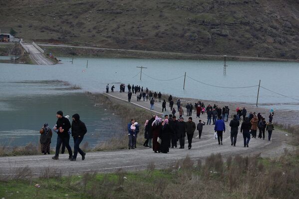 Köprü baraj altında kalınca okul yolu çileye dönüştü - Sputnik Türkiye