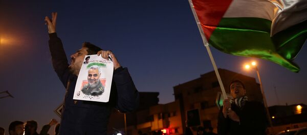 İranlılar, ABD üslerine düzenlenen hava saldırısını sevinçle karşıladı. - Sputnik Türkiye