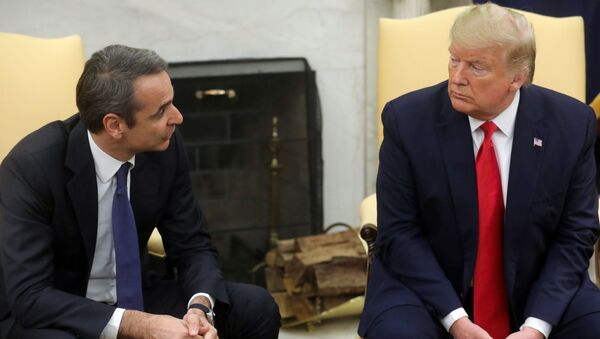 U.S. President Donald Trump meetS with Greek Prime Minister Kyriakos Mitsotakis (Miçotakis) in the Oval Office of the White House in Washington, U.S., January 7, 2020. REUTERS/Jonathan Ernst - Sputnik Türkiye
