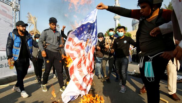 Irak'taki protestolarda ABD bayrakları yakıldı. - Sputnik Türkiye